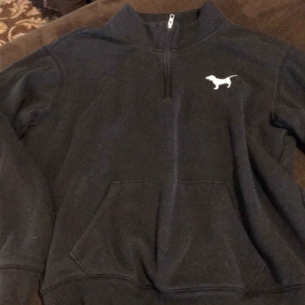VS black pullover